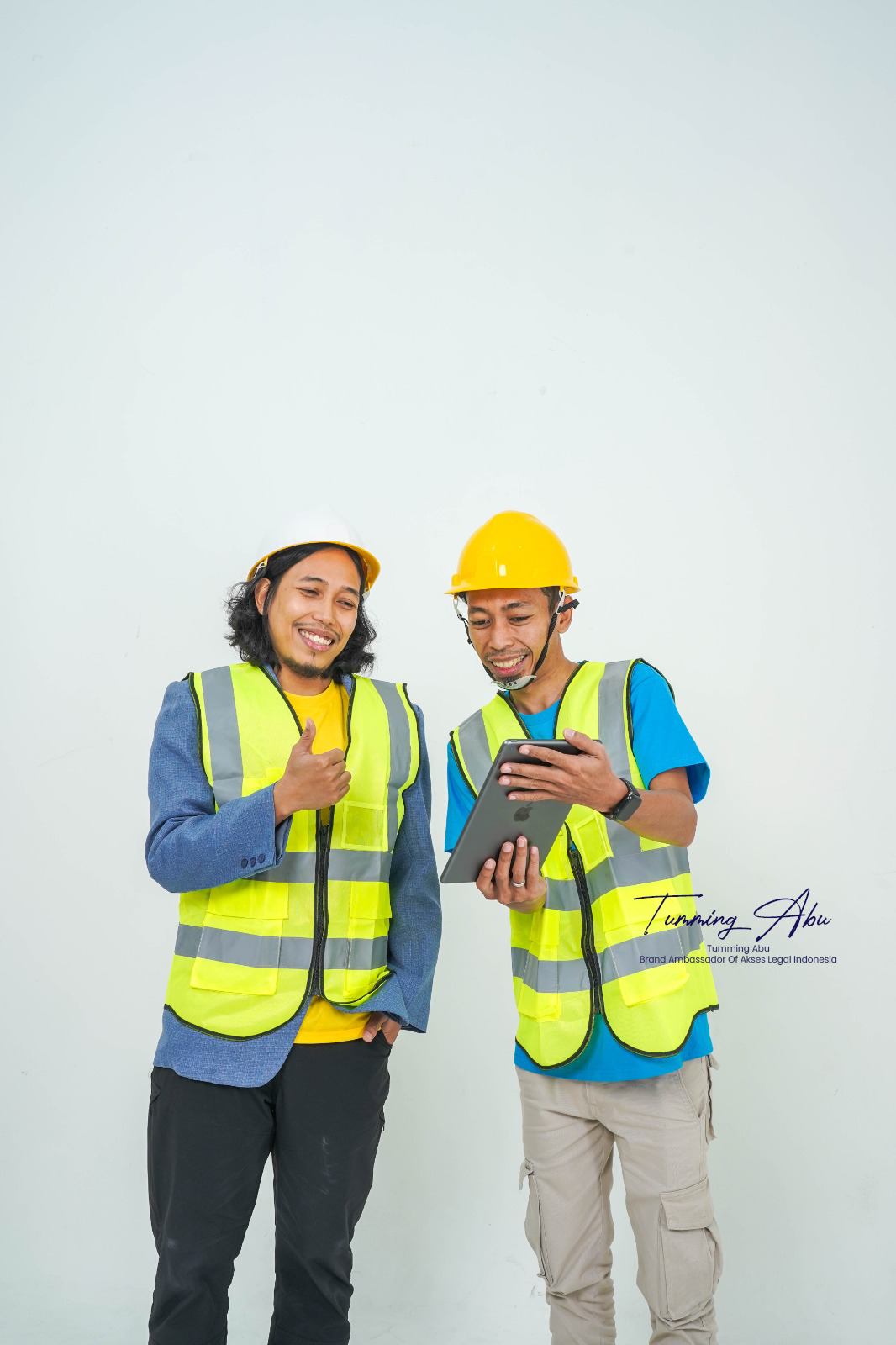 Seorang arsitek sedang meninjau proyek di lokasi konstruksi.